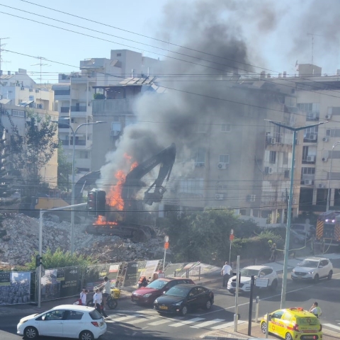 אתמול: שריפה ברח' חפץ חיים בפ"ת, כתוצאה מכלי הנדסי שעלה באש - חדשות בפתח תקווה