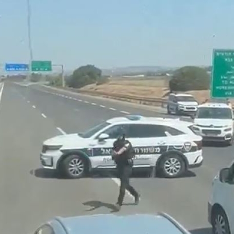 13 שוהים בלתי חוקיים נעצרו בכביש 6 סמוך למחלף חורשים - צפו - חדשות בפתח תקווה