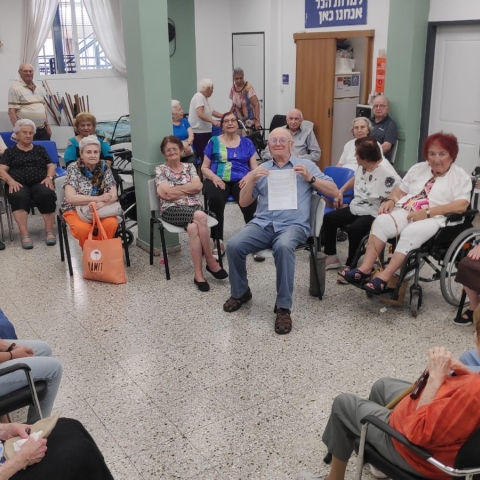 ניצולי השואה תומכים בחטופים ובמשפחותיהם - קהילות בפתח תקווה