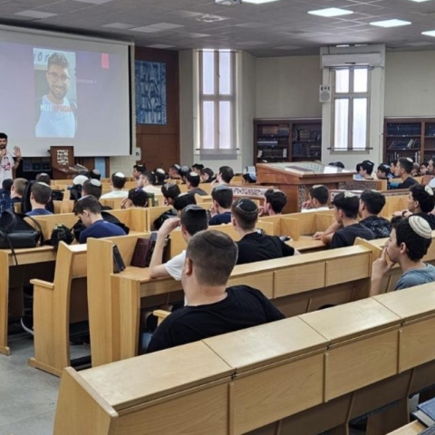 "מנסים גם לצחוק ולשיר בשביל אביתר" - חינוך בפתח תקווה