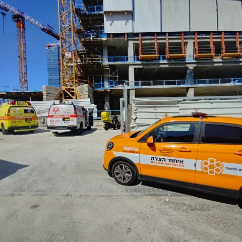  פועל נפל מסולם מגובה של כ-3 מטר במהלך עבודתו באתר בנייה ברח' דנמרק בפתח תקווה - חדשות בפתח תקווה