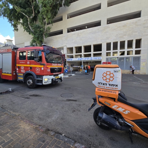 שריפת פסולת פרצה על גג השוק העירוני בפתח תקווה - חדשות בפתח תקווה