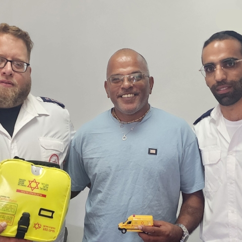 עצר ברמזור אדום, לקה בליבו והתמוטט - בריאות בפתח תקווה