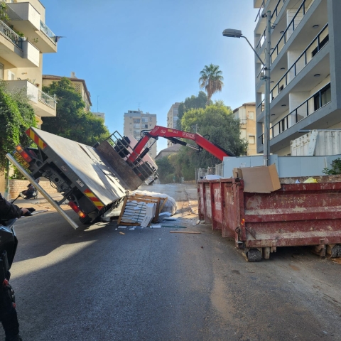 מנוף התהפך ברח' פיק"א בפ"ת - צפו בתיעודים - חדשות בפתח תקווה