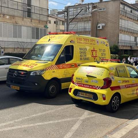 גבר ואישה נפלו מגובה בניין מגורים, האישה נהרגה במקום - חדשות בפתח תקווה