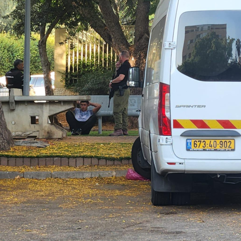 שוהה בלתי חוקי פרץ לבית ספר במהלך יום הלימודים עם אולר וגז פלפל - חדשות בפתח תקווה