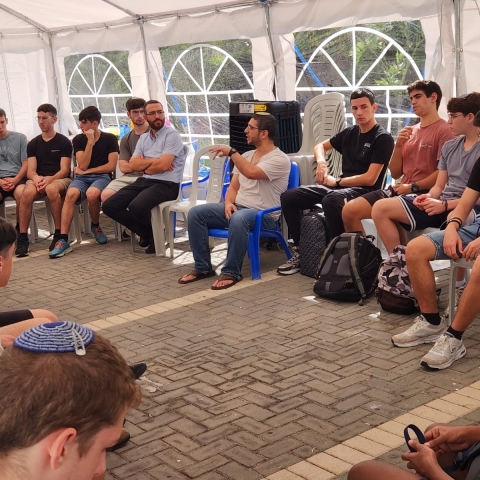 בני משפחתו של ניר חדד הי"ד לתלמידי אמית בר אילן פ"ת: "אל תהיו אדישים, קחו אחריות" - חינוך בפתח תקווה