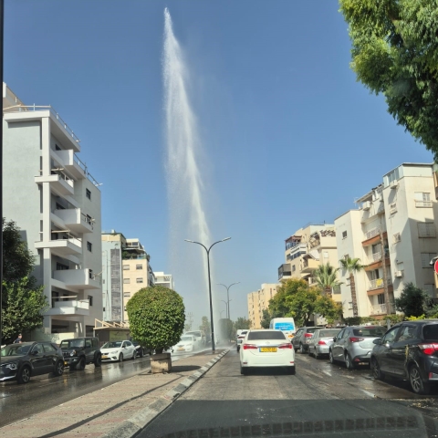 פיצוץ בצינור מים - הרכבים נהנו משטיפה חינם - חדשות בפתח תקווה