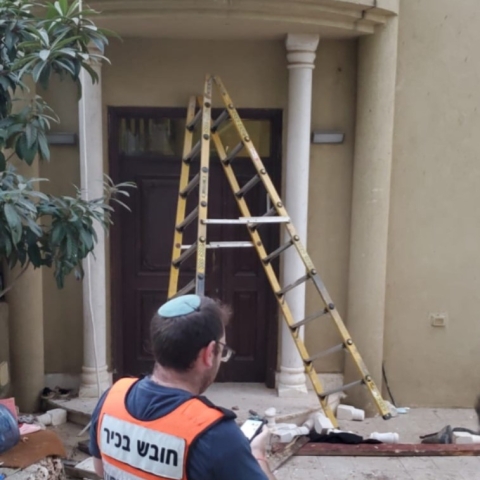 שמע אזעקה רצה לרדת מגג ונפל מגובה 4 מטר - חדשות בפתח תקווה