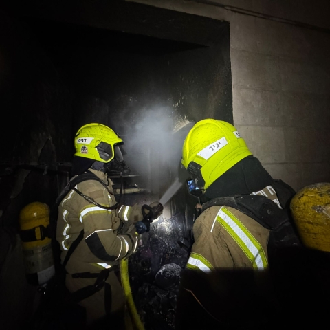 שריפה פרצה במחסן מגורים ברח' מנחם בגין בפתח תקווה - חדשות בפתח תקווה
