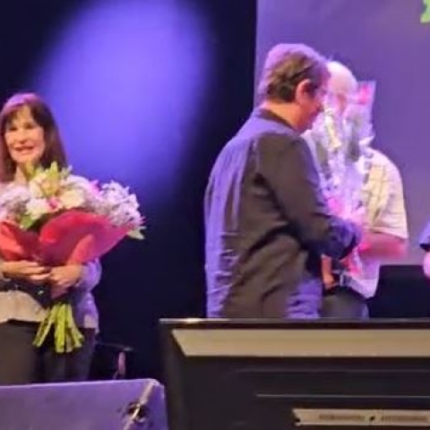 מובילי הזמר העברי והקהל שרו ביחד: אירוע שירת רבים - מחווה לנורית הירש - תרבות ופנאי בפתח תקווה