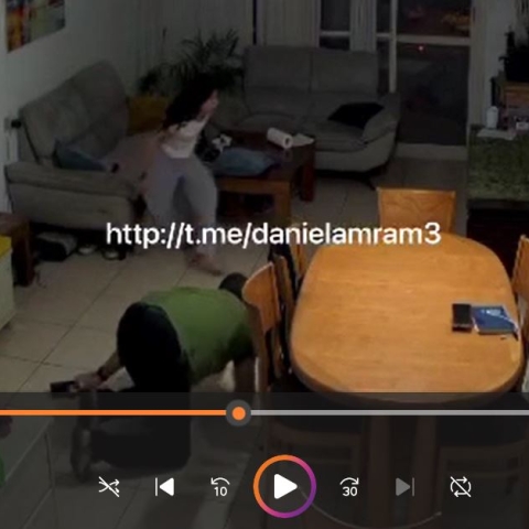 רגעי בהלה מתועדים - אב ובתו מתחבאים מהירי בשכונת אם המושבות - צפו - חדשות בפתח תקווה