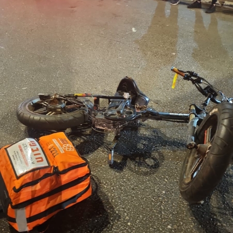 רוכבת אופניים חשמליים נפצעה בינוני מפגיעת אוטובוס ברח' חיים עוזר בפתח תקווה - חדשות בפתח תקווה