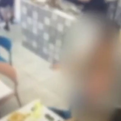 גונבת ומרביצה כשהיא ערומה לחלוטין - חדשות בפתח תקווה