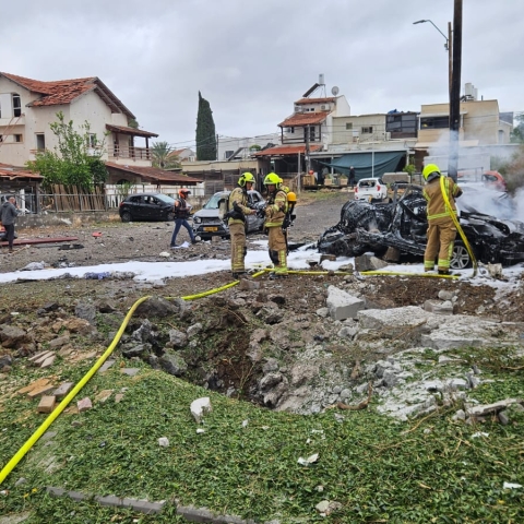 נפילות בפ"ת: פצועה בינוני ומספר פצועים כתוצאה משריפה בעקבות נפילת טיל - חדשות בפתח תקווה