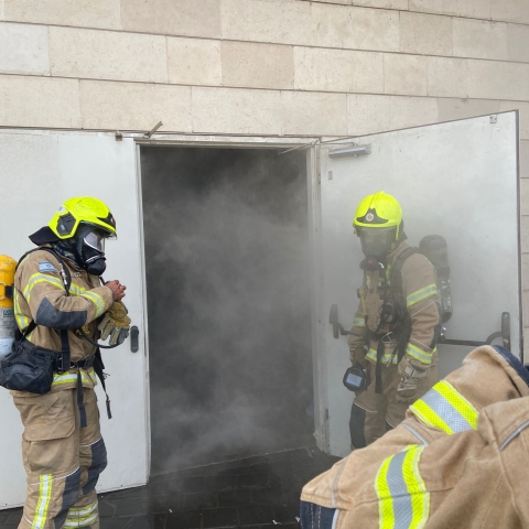 שריפה במחסן של חנות רהיטים באזור תעשייה סגולה - חדשות בפתח תקווה
