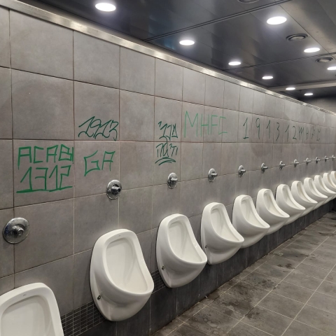 זה מה שאוהדי מכבי חיפה עושים בשירותים של אצטדיון המושבה - חדשות בפתח תקווה