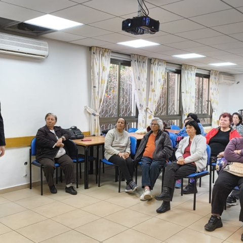 אזרחים בגיל השלישי בפ"ת קיבלו טיפים איך להימנע מ'עוקץ' - קהילות בפתח תקווה