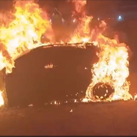 אמש ברח' השחם: חשד להצתת רכב - צפו - חדשות בפתח תקווה