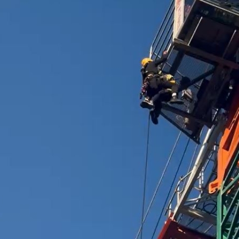 אישה נלכדה בגובה 45 מטרים על עגורן באתר בנייה בפתח תקווה - צפו - חדשות בפתח תקווה