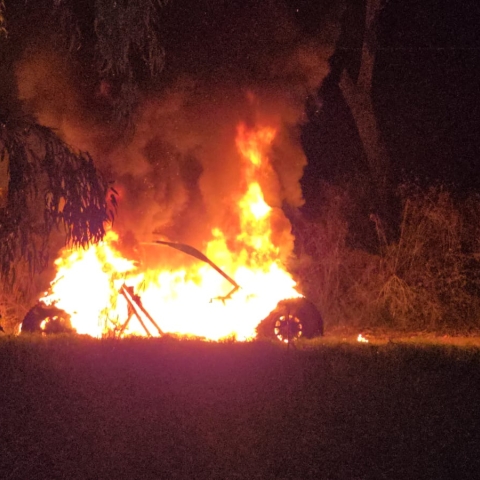 רכב שטח עלה באש בשטחים פתוחים סמוך לפתח תקווה - חדשות בפתח תקווה