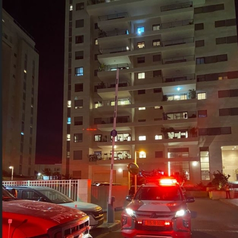 בשל פיצוץ עז בבניין מגורים בפ"ת, כיבוי אש פינו את הדיירים - חדשות בפתח תקווה