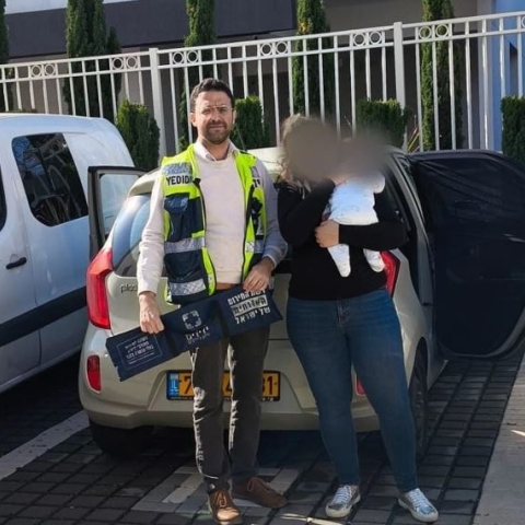 הכניסה את המוצרים לתא מטען, הופעלה נעילה אוטומטית והתינוקת ננעלה ברכב - חדשות בפתח תקווה