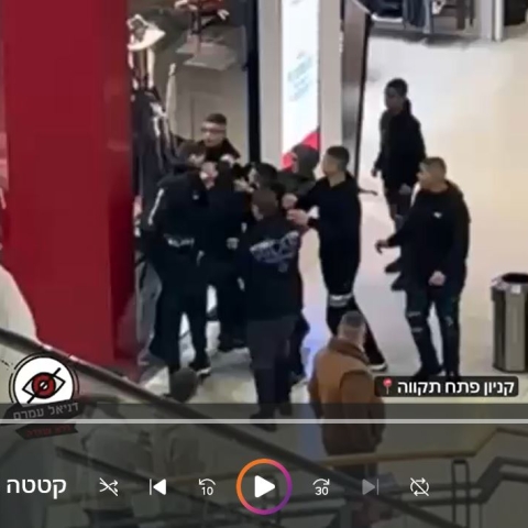 אלימות קשה בקניון הגדול, חבורת נערים תקפה נער שהגן על אחותו - צפו - חדשות בפתח תקווה