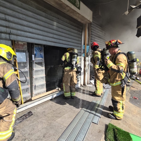 3 שריפות הבוקר (שבת): שריפה בחנות לחומרי צבע ו-2 שריפות בדירות בפתח תקווה - חדשות בפתח תקווה