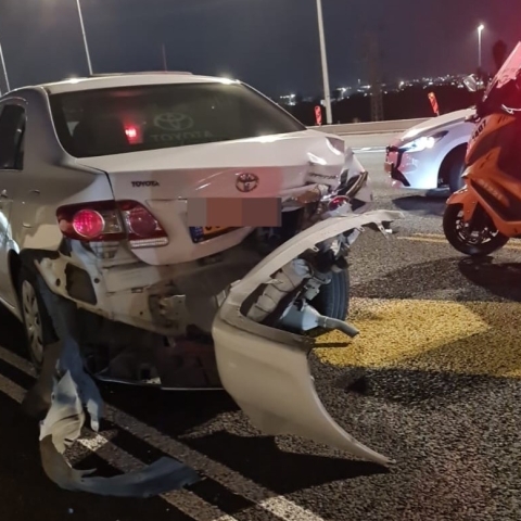 נהג רכב נפצע לאחר שהתנגש במעקה בטיחות סמוך למחלף ירקון - חדשות בפתח תקווה