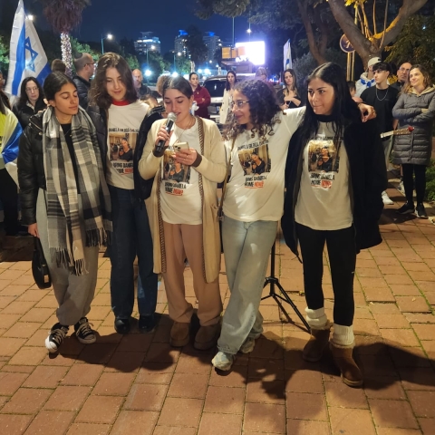 חברותיה של דניאלה גלבוע מתפללות שתשוב במהרה משבי החמאס - צפו - חדשות בפתח תקווה
