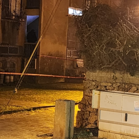 חשד לרצח: גבר  נורה למוות ואותר בחדר מדרגות בפתח תקווה - חדשות בפתח תקווה