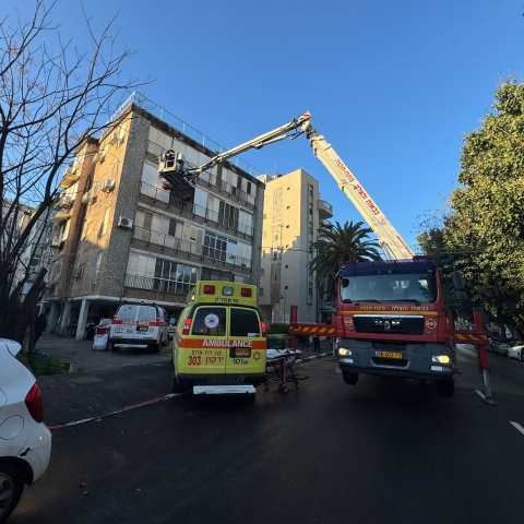 בשל מצבו הרפואי, נזקק לחילוץ דחוף מדירתו בעזרת מנוף - חדשות בפתח תקווה