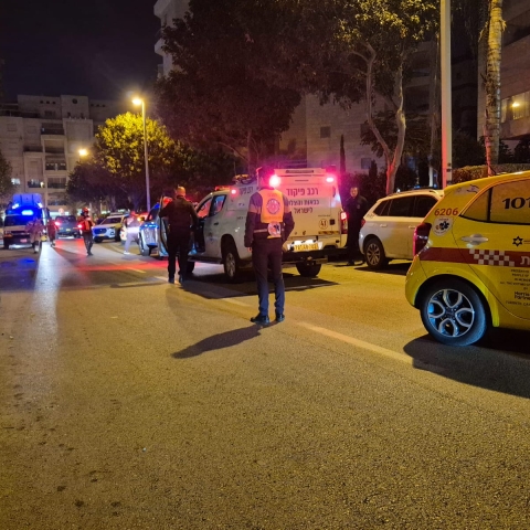 לילה אחרי לילה: פיצוץ עז נשמע כתוצאה מהשלכת רימון לעבר בבניין מגורים - חדשות בפתח תקווה