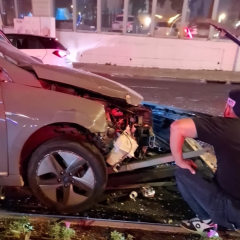 גנב רכב חשמלי ממסובים ועשה איתו תאונה בפתח תקווה - צפו בסרטונים - חדשות בפתח תקווה