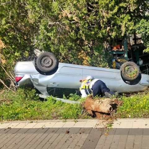 התהפך עם רכבו ונמלט מהמקום - חדשות בפתח תקווה