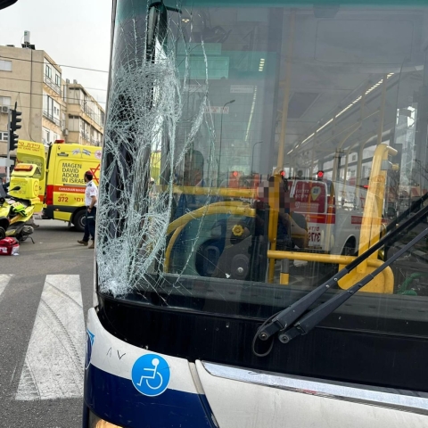 נער בן 13 שרכב על קורקינט חשמלי נפגע מאוטובוס - חדשות בפתח תקווה