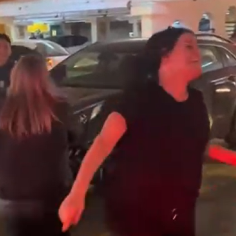 מהפקק לרחבת הריקודים: המחזה שהפתיע את הנהגים בקניון הגדול -צפו - חדשות בפתח תקווה