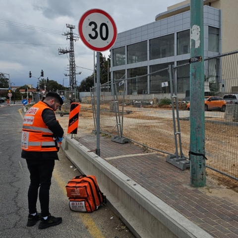 פועל נחתך בידו ממסור חשמלי באזור התעשייה סגולה - חדשות בפתח תקווה