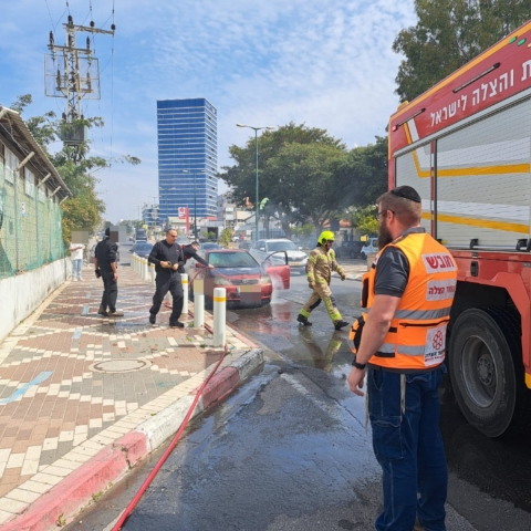 רכב עלה באש במהלך נסיעה ברח' גיסין בפתח תקווה - חדשות בפתח תקווה