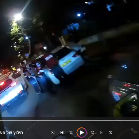  פעוטה ננעלה בשגגה ברכב, רויטל וצביקה  לוי  הזוג של ארגון "ידידים" הגיע לטפל במשימה -  צפו - חדשות בפתח תקווה