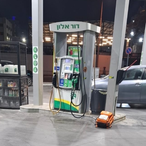 נער שיחק עם מצית בתחנת דלק בפ"ת וחולצתו בערה - חדשות בפתח תקווה