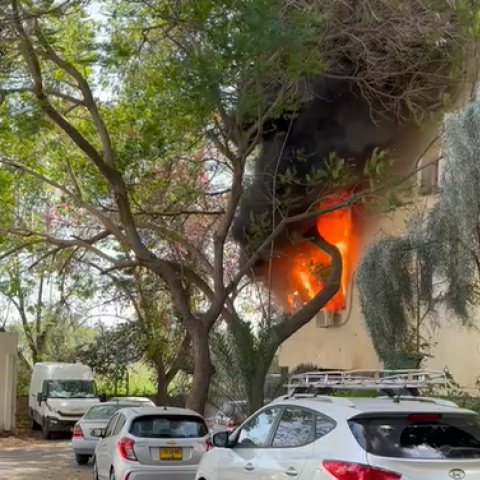 שריפה פרצה בבניין מגורים בפתח תקווה - חדשות בפתח תקווה