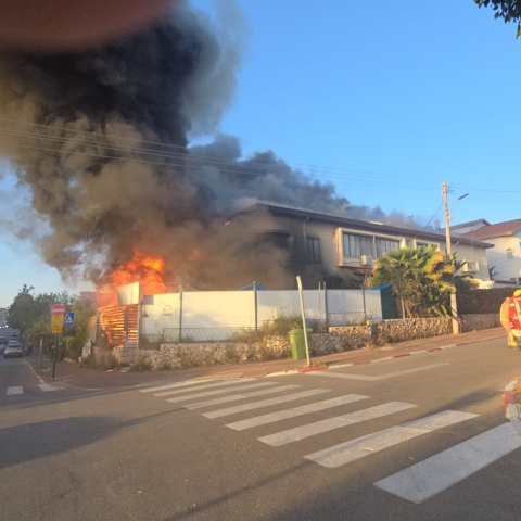 שריפה פרצה במבנה הכולל: גן ילדים ובית מגורים  בפתח תקווה - חדשות בפתח תקווה