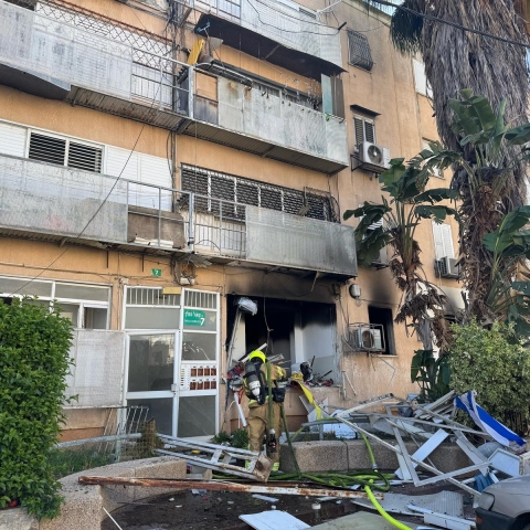 פיצוץ ושריפה בבניין מגורים בפתח תקווה - חדשות בפתח תקווה