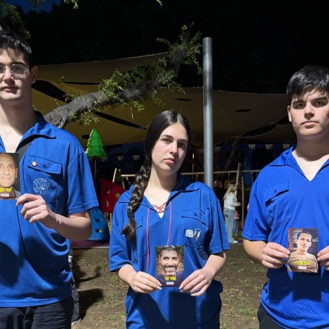 "גלויות לשובם" - בערב יום הזיכרון: מבצע ארצי של תנועות וארגוני הנוער למען החטופים והנעדרים - חדשות בפתח תקווה