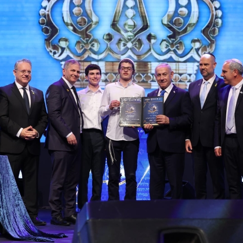 אלעד יניר תלמיד תיכון אמית בר אילן בפתח תקווה הוא חתן התנ"ך העולמי לשנת תשפ"ה - חדשות בפתח תקווה