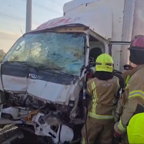 2 צעירים נפגעו בתאונת דרכים בין משאית לטרקטור בכביש 5 סמוך למחלף ירקון - חדשות בפתח תקווה