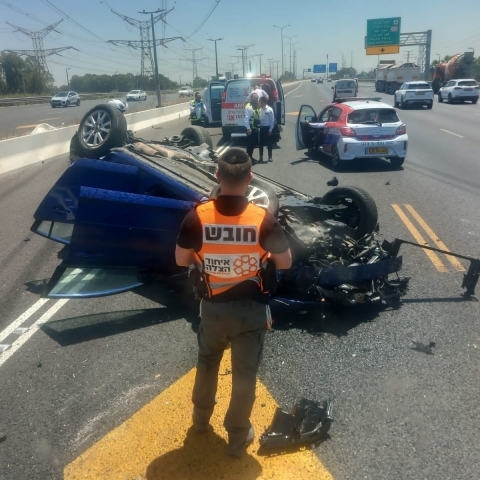 אישה נפצעה לאחר התהפכה עם רכבה סמוך למחלף יירקון - חדשות בפתח תקווה