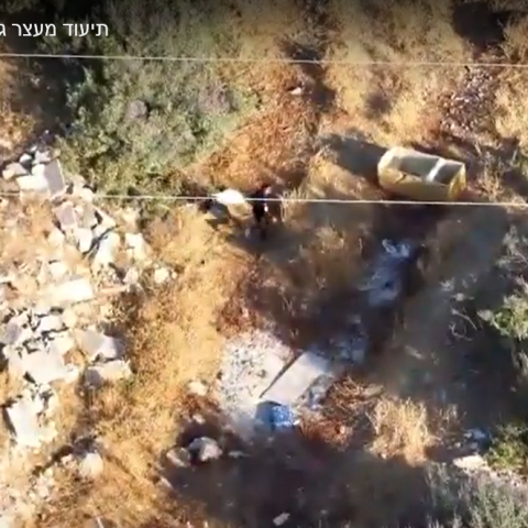 גנב רכב מפ"ת, פרץ את החסימה המשטרתית, דרס מתנדבת מג"ב ונמלט - צפו בתיעוד מהרחפן - חדשות בפתח תקווה